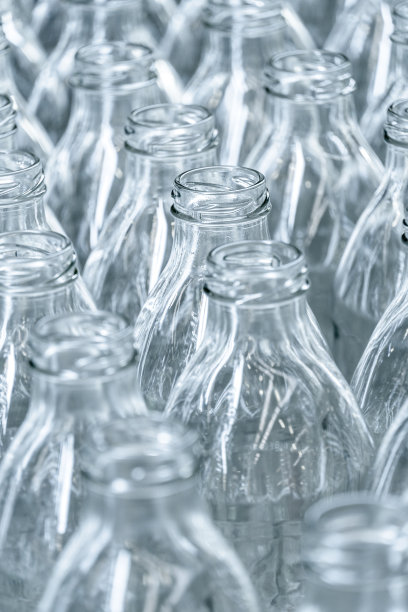刚生产出来的玻璃瓶。玻璃瓶纹理。图片下载
