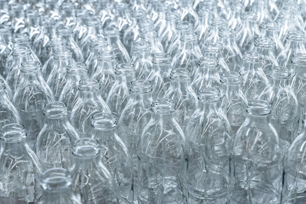 刚生产出来的玻璃瓶。玻璃瓶纹理。图片下载