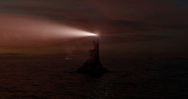 夜晚开阔水域的海景，明亮的灯光图片下载