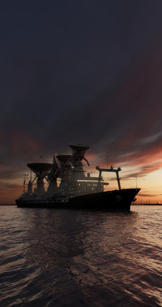 科学船与无线电天线对日落天空在开放水域从低角度图片下载