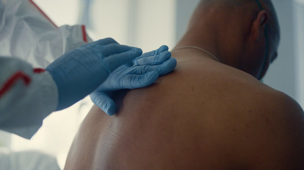 特写医生手动检查背部。未知医生检查肺炎。图片下载