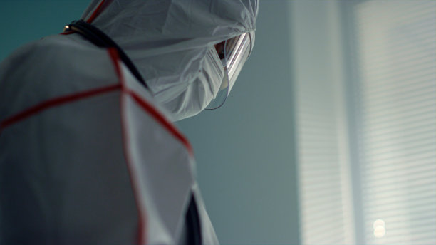 图为医生手持平板电脑在医疗防护服病房图片下载