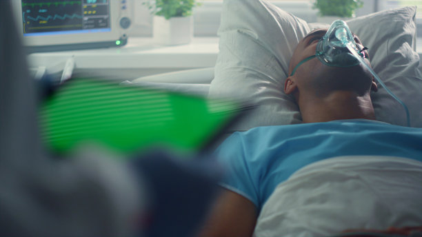 在医院的特写中，医务人员在病人附近拿着色度键片。图片下载