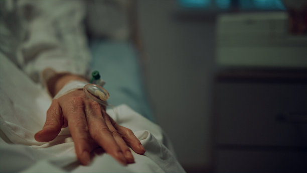 近距离观察医院病房的手医用导管。诊所急诊部。图片下载