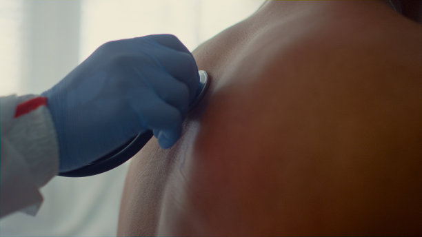 医生在病房里倾听病人的近景。健康检查感染科图片下载