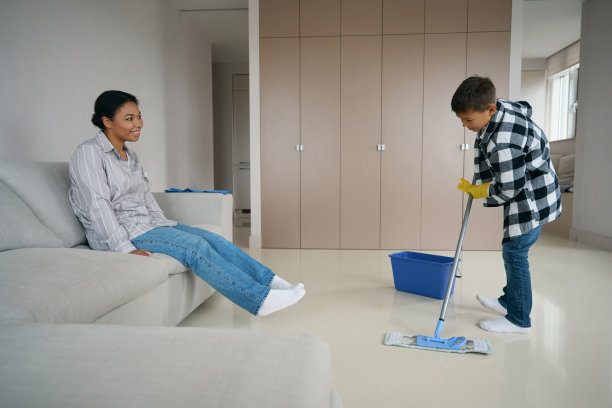 勤劳的男孩在客厅洗衣服图片下载