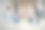 勤劳的男孩在客厅洗衣服图片下载