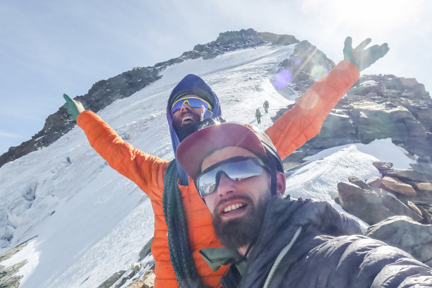 两个朋友在爬山时自拍图片下载