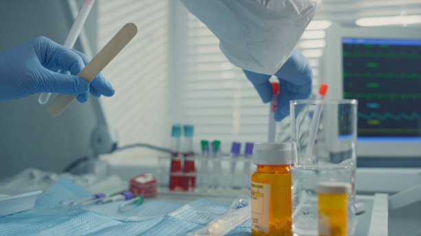 医生在临床准备covid拭子工具。医疗设备实验室特写图片下载