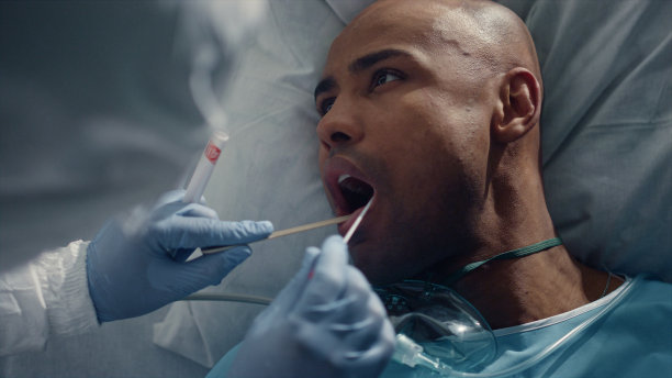 医务人员在病房特写中检测covid。病人躺在病床上图片下载