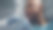医务人员在病房特写中检测covid。病人躺在病床上图片下载