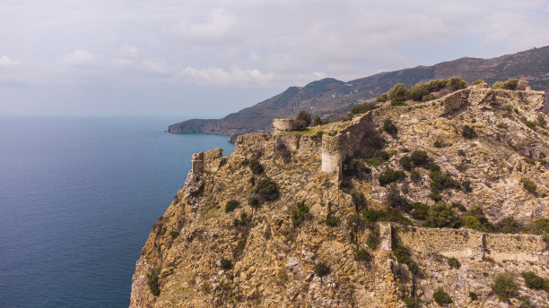 鸟瞰古代遗迹和美丽的自然海湾图片下载