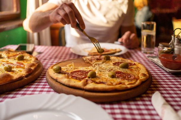 特写的年轻人吃披萨在餐厅-股票照片。图片下载