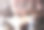 一名年轻女子坐在桌旁，用她的针织针编织，用剪贴板学习。图片下载