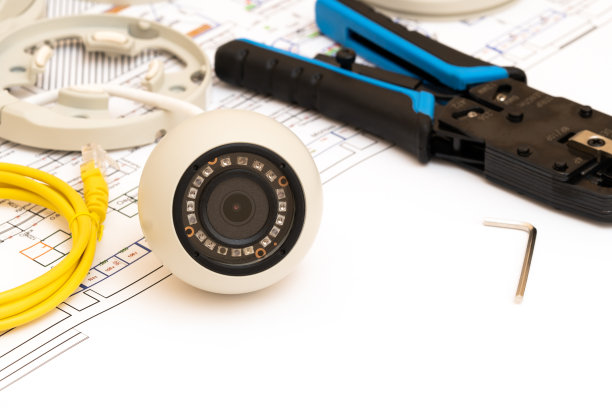 视频监控设备和图纸放在桌上。适合安全或广告网站。图片下载