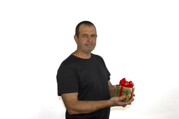 一个男人拿着一个装有节日礼物的盒子图片下载