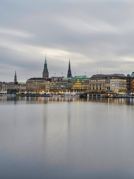 圣诞节日落后，德国汉堡市中心的宾纳尔斯特湖图片下载