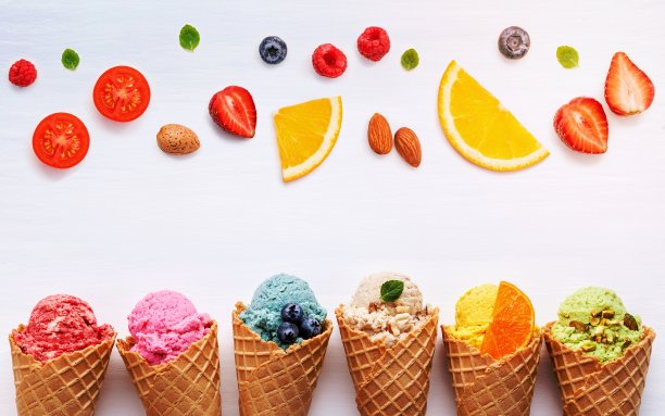 各种口味的冰淇淋在甜筒蓝莓，草莓，开心果，杏仁，橘子和樱桃设置在白色的木制背景。夏日和甜蜜的菜单概念。图片下载