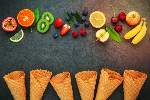 平铺各种新鲜水果覆盆子，蓝莓，草莓，橙子，香蕉，百香果，苹果和樱桃设置在深色的石头背景。夏日和甜蜜的菜单概念。图片下载