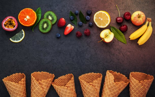 平铺各种新鲜水果覆盆子，蓝莓，草莓，橙子，香蕉，百香果，苹果和樱桃设置在深色的石头背景。夏日和甜蜜的菜单概念。图片下载