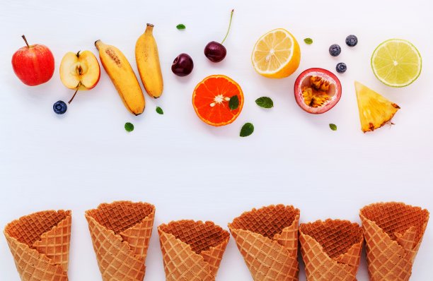 白色背景上平铺各种新鲜水果蓝莓、草莓、橙子、香蕉、百香果、苹果和樱桃。夏日和甜蜜的菜单概念。图片下载