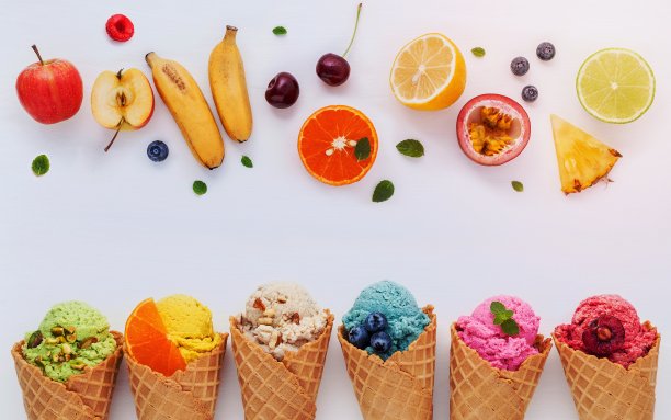 各种口味的冰淇淋在甜筒蓝莓，草莓，开心果，杏仁，橘子和樱桃设置在白色的木制背景。夏日和甜蜜的菜单概念。图片下载