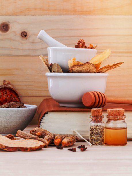 替代医学，中国草药的健康配方与干燥的草药和砂浆在木制背景。图片下载
