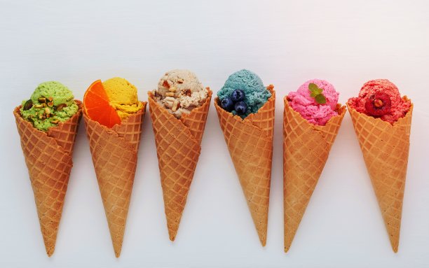 各种口味的冰淇淋在甜筒蓝莓，草莓，开心果，杏仁，橘子和樱桃设置在白色的木制背景。夏日和甜蜜的菜单概念。图片下载