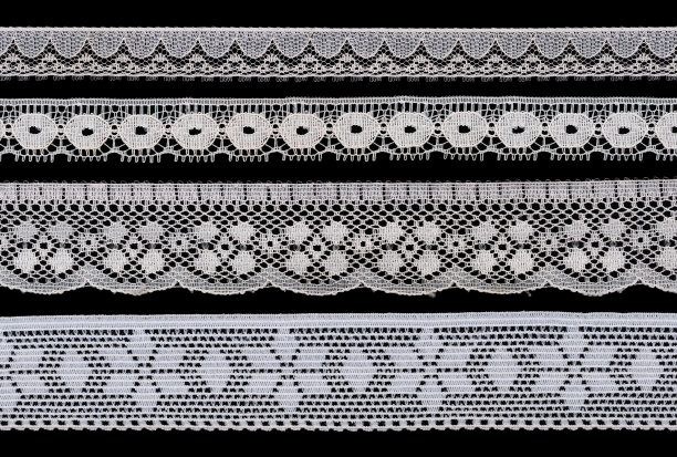 白色几何花边孤立在黑色上图片下载