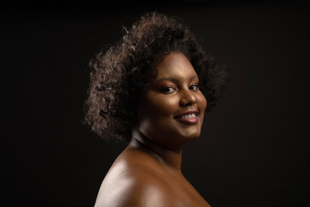 肖像美丽曲线的非洲女孩与化妆与快乐的姿态图片下载