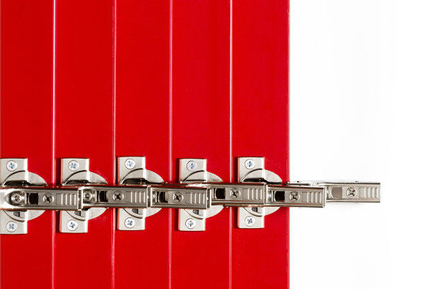 白色背景下是一个带有金属铰链的红色抽屉柜。图片下载
