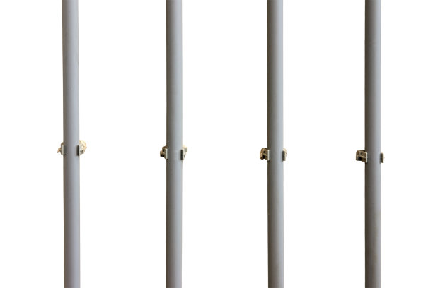 电线在墙上的波纹和流畅的线条，孤立在白色的背景上图片下载