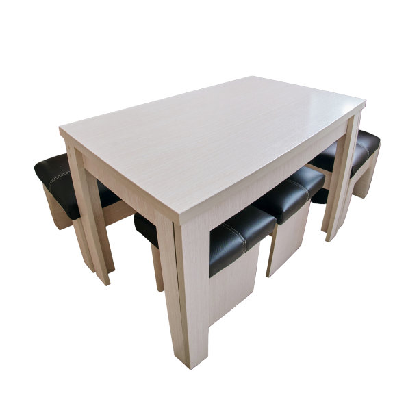 厨房角落里有一张桌子，有一张沙发和凳子，鱼眼，孤立在白色背景上图片下载