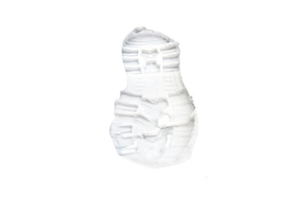 脚印在雪地上，下面有一层薄薄的可见的白色涂层，复制空间，孤立在白色背景上图片下载