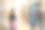 一个漂亮的金发女孩正在街上一家商店的橱窗里看衣服——广角镜头——日光图片下载