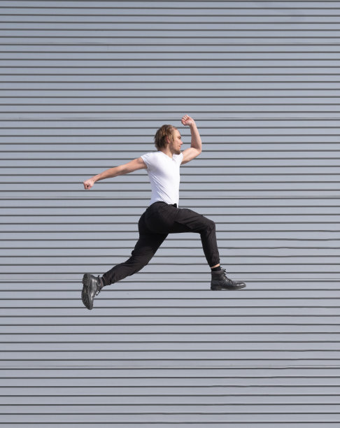 金发白人男孩跳跑酷白t恤图片下载