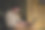 专注的男人在家里使用笔记本电脑。侧视图，一个穿着便服的男人坐在靠窗的桌子旁，在键盘上打字图片下载