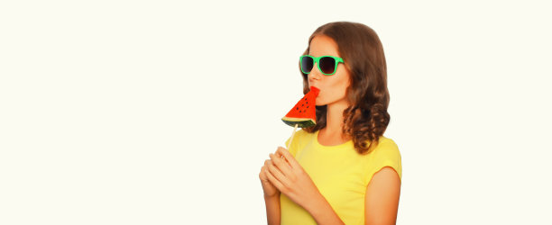 夏天的画像，年轻女子与多汁的棒棒糖或冰淇淋形状的西瓜片，戴着太阳镜在白色背景图片下载