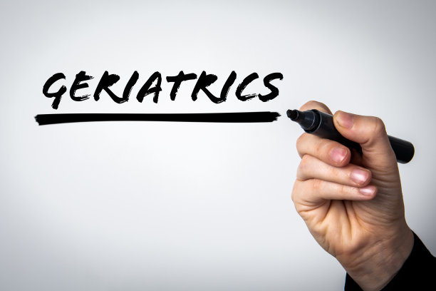 老年病学。用黑色马克笔在白色背景上书写的文字图片下载