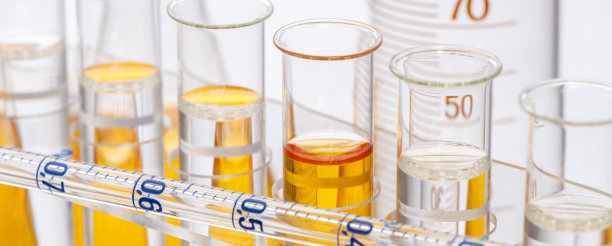 化学实验室的试管和玻璃器皿图片下载