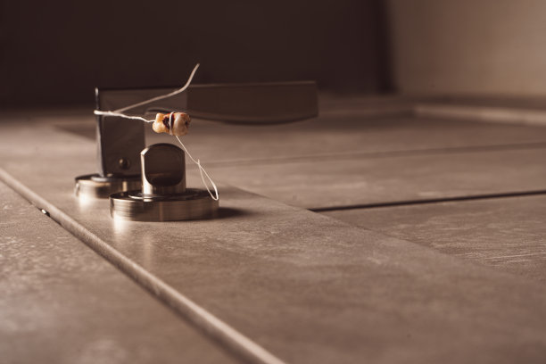 拔牙方法。一颗真正的人类智齿就像一根线挂在门把手上。牙科的概念。害怕看牙医。牙痛。图片下载