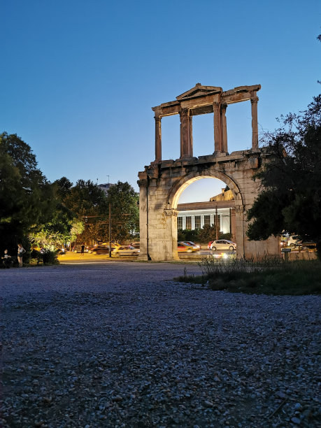 夜晚哈德良拱门的美丽照片图片下载