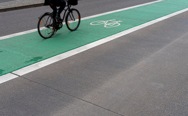 马路上骑自行车的人的低剖面图片下载