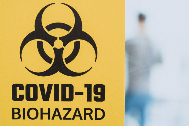 实验室窗户玻璃上的新冠病毒生物危害黄色标志图片下载