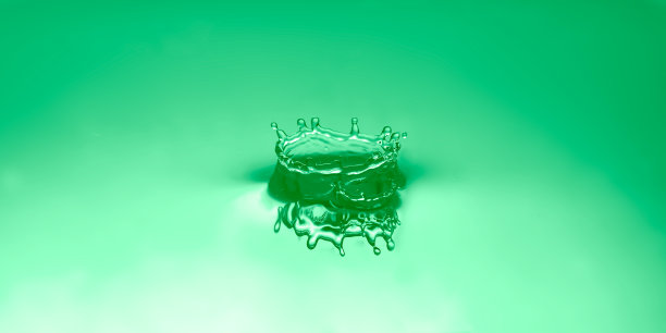 水珠、涟漪在石灰绿色平静的背景上。图片下载