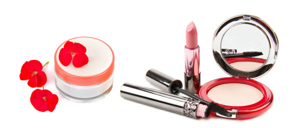 一套化妆品孤立的白色背景。宽的照片。文本的空闲空间。拼贴画。图片下载