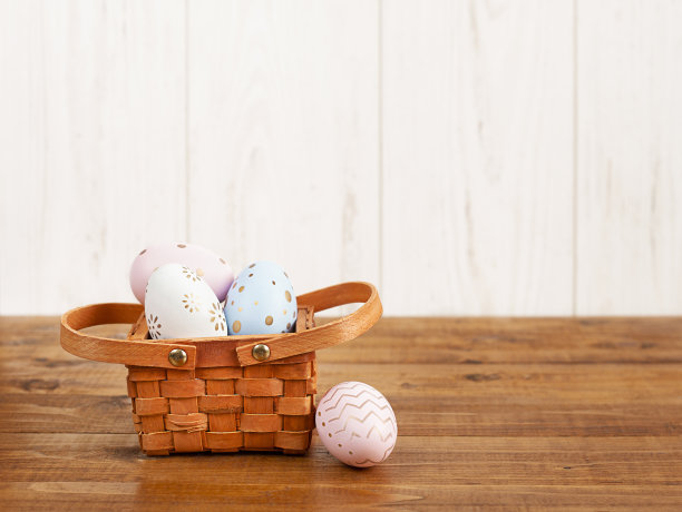 复活节彩蛋放在木桌上的篮子里图片下载