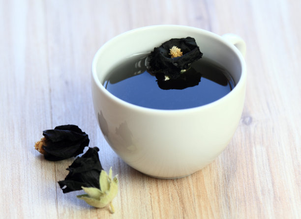 由黑檀花制成的凉茶，又称黑蜀葵，用作药材图片下载
