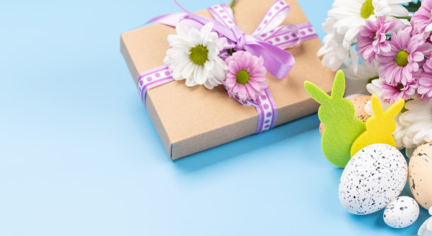 礼品盒，复活节彩蛋和鲜花图片下载