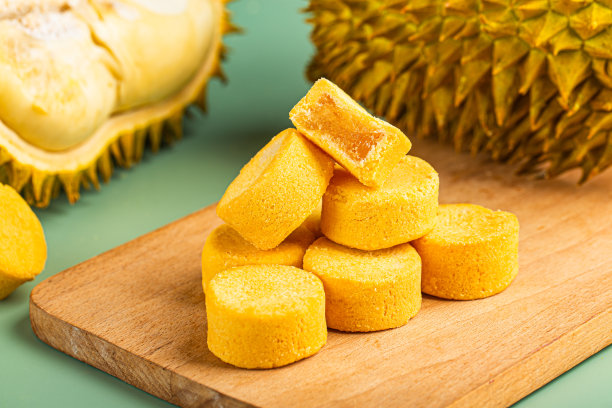 榴莲味蛋糕由榴莲果肉制成图片下载